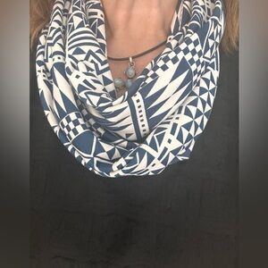 🎉Geometric Design Blue & White Infinity Scarf - Very Pretty